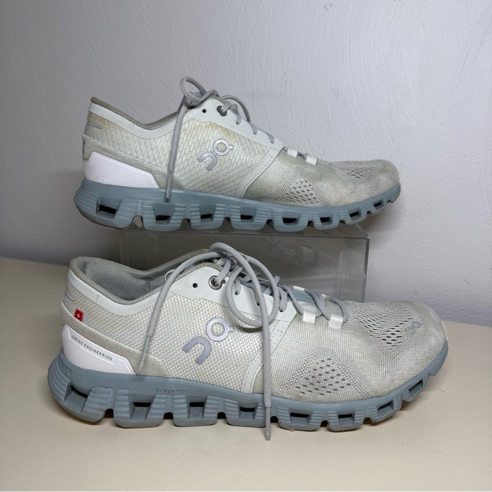 On Running Women's Light Grey Athletic Shoes Size (9) 40.99036